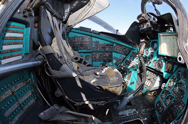 Trên chiến trường, Mi-24 được đánh giá là có độ sống sót cao với nhiều phần được bọc thép chống đạn. Ví dụ như buồng lái có thể chống đạn súng máy hạng nặng 12,7mm – loại vũ khí mà Mi-24 sẽ phải đối đầu khi thường xuyên tác chiến ở tầm thấp.