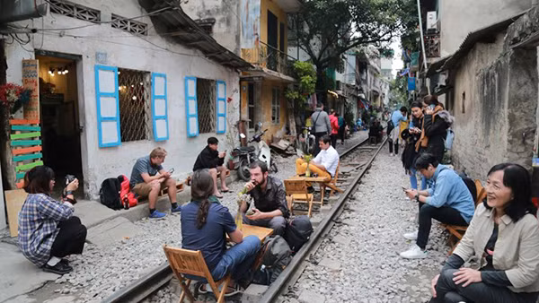 Mới đây, hình ảnh về các quán cafe giữa đường tàu mới mở ở ngõ 10, đường Điện Biên Phủ (Ba Đình, Hà Nội) đang thu hút sự chú ý của đông đảo bạn trẻ, đặc biệt là những du khách nước ngoài.