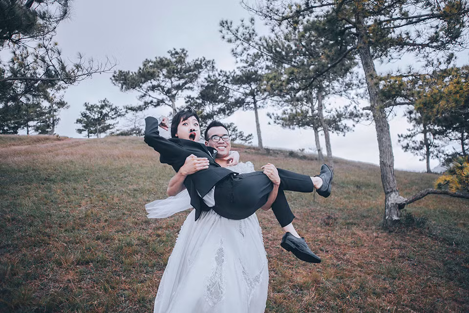 'Anh không hề nói trước với mình, tới nơi mới gọi điện và nói: 'Em ơi! em có tin vào chuyện cổ tích không' và kêu mình ra ngoài ban công. Khi ấy đi ra và thấy anh ấy đứng dưới mình cảm động vô cùng', Trâm bày tỏ.