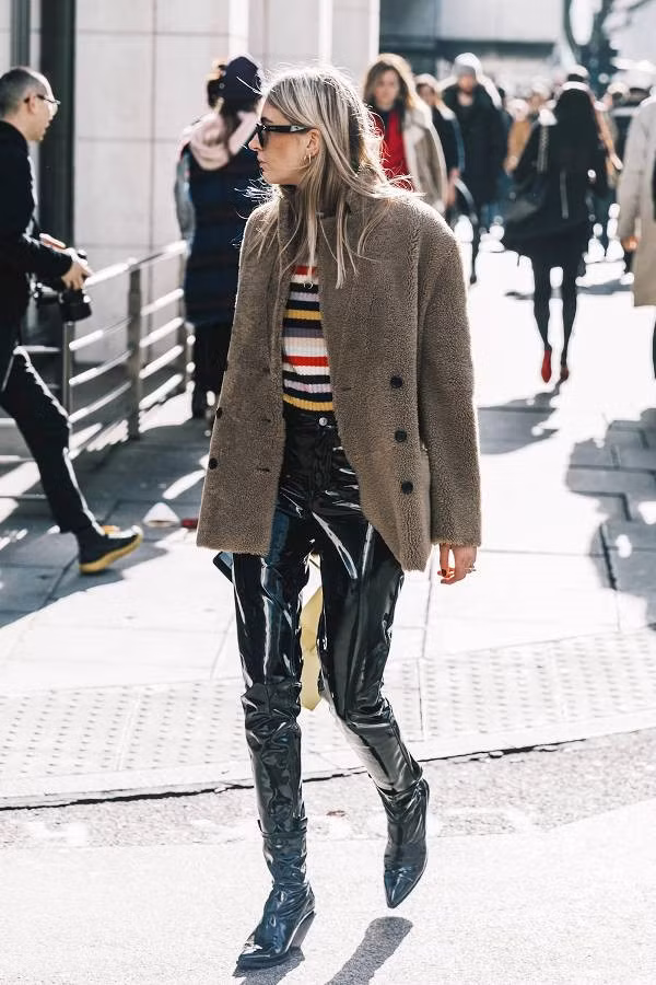 Bạn sẽ có set đồ vô cùng ấm áp mà vẫn sang chảnh với áo khoác lông kết hợp cùng leggings da.