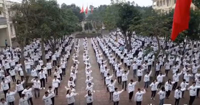 Hơn 1000 học sinh trường THPT Cửa Lò, Nghệ An.