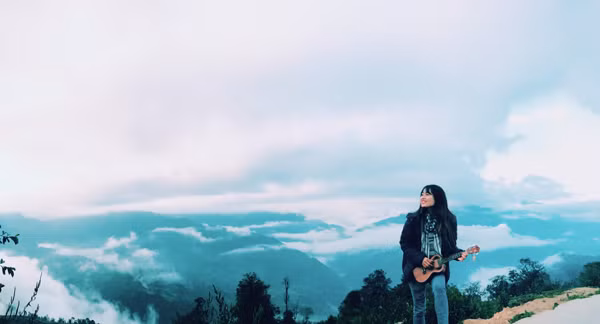 Ở Y Tý, trong ngày có hai thời điểm đẹp đến hoàn hảo là lúc sáng sớm mặt trời mọc và hoàng hôn mặt trời lặn. Đã đặt chân đến với Y Tý, đa phần người du lịch đều phải cố gắng để được ngắm trọn khoảnh khác kì vĩ này của thiên nhiên, đất trời.