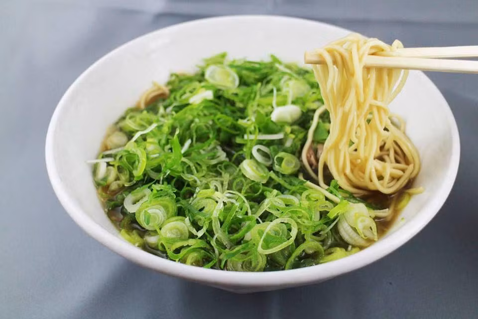 Theo nhà hàng này, món mì lửa Ramen thực tế có tên gọi mà ramen hành. Thế nhưng điểm khác biệt ở chỗ, sẽ có một loại dầu bí mật được rưới lên mì ngay trước khi phục vụ, nó sẽ tạo ra một ngọn bùng lên khổng lồ. Điều này đem lại hương vị độc đáo quyện lẫn hương vị thơm ngon của thịt và hành lá được nấu cùng mì.