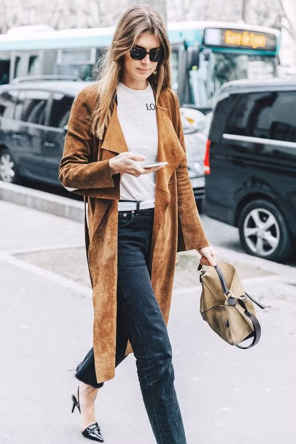 Da lộn là chất liệu hoàn hảo của mùa đông với quần jeans tối màu.