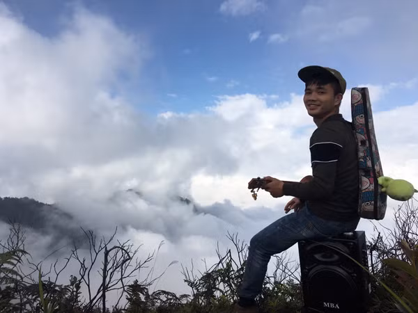 Ngoài ra, người đi cần chuẩn bị bộ sửa xe, vá săm dự phòng và cả xăng xe dự trữ vì nơi đây chỉ có vài cây xăng nhỏ lẻ.