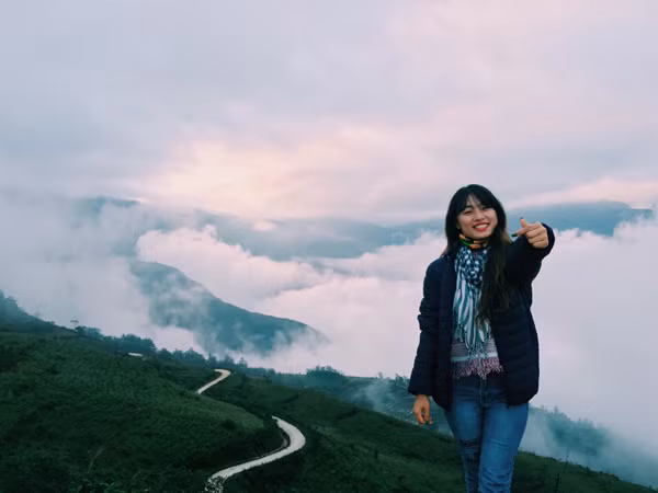 Y Tý có chợ, nếu đến sớm có thể mua đồ tự nấu nướng. Nếu đến muộn, du khách nên mua đồ ăn trước hoặc đặt đồ ăn tại nơi nghỉ.