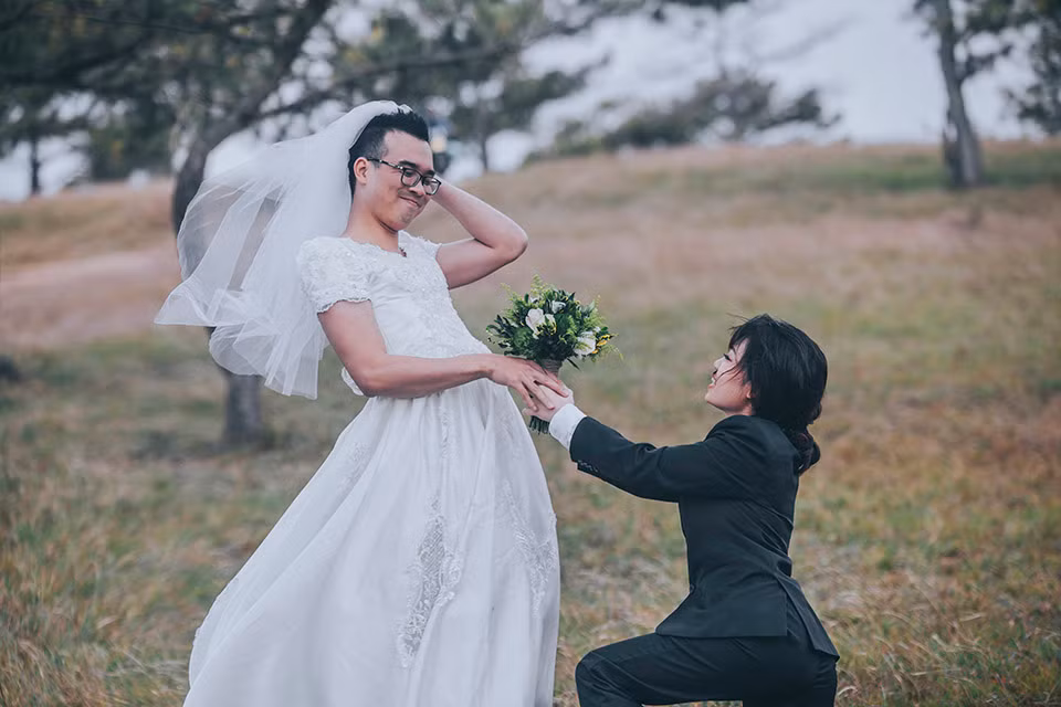 Cặp đôi quen nhau qua những lần đi chơi cùng bạn bè, thế rồi qua tiếp xúc họ nhận ra sự đồng điệu trong cách sống, tâm hồn và yêu nhau từ lúc nào không hay.