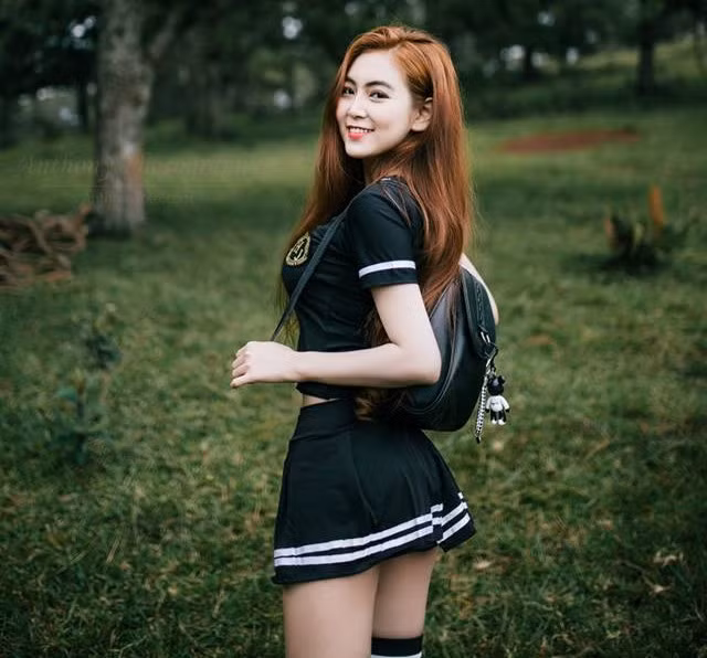 Trần Thị Nam Trân (21 tuổi, sinh viên năm 3, Đại học Sư Phạm TP.HCM) mới đây là thu hút sự chú ý của dân mạng nhờ vẻ ngoài xinh đẹp. Cô sở hữu chiều cao 1,65 m cùng số đo 3 vòng 83-58-92.