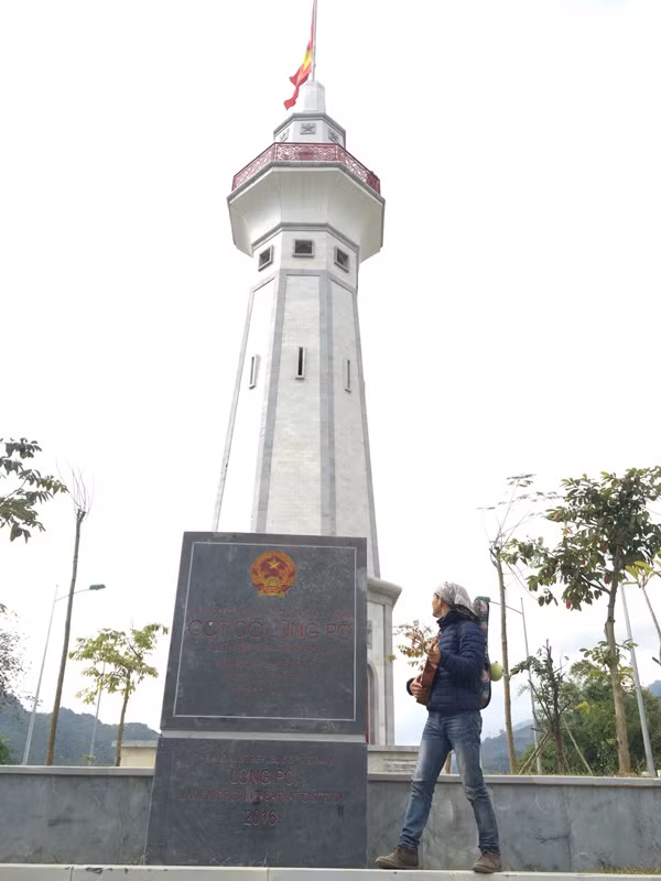 Cột cờ Lũng Pó.
