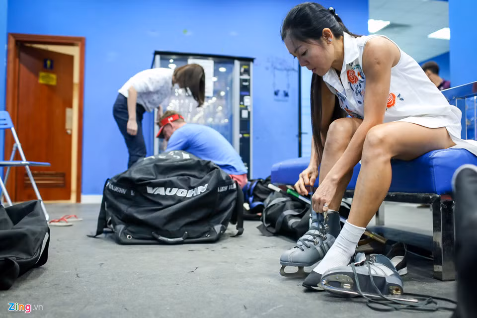 Trước khi bước vào sân trượt băng, người chơi bắt buộc phải mang giày chuyên dụng. Sân băng Ice Rink ở đây được thiết kế theo tiêu chuẩn quốc tế, với công nghệ sân băng tự nhiên hiện đại từ Canada, diện tích sân rộng hơn 1.200 m2, mặt băng dày 100 mm, đáp ứng được các hoạt động như trượt băng nghệ thuật, múa trên băng, hockey…