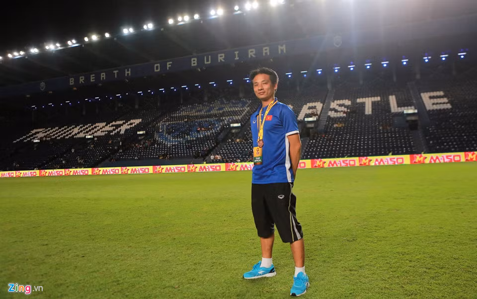 Trong đợt tập trung lần này, đội tuyển U23 Việt Nam trở thành "bệnh viện thu nhỏ" với hàng loạt ca chấn thương của Tuấn Anh, Đông Triều, Thanh Thịnh, Bùi Tiến Dũng, Đức Chinh... Chính vì vậy, bên cạnh "lính mới", các bác sĩ kỳ cựu như Nguyễn Trọng Thủy, Tuấn Nguyên Giáp của U23 Việt Nam là những người làm việc vất vả nhất.