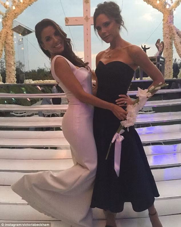 Trong đám cưới Eva Longoria, cô dâu mặc váy trắng không tay do bạn thân Victoria Beckham thiết kế.
