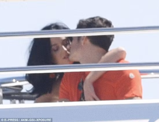 Orlando Bloom lai quan quit Katy Perry sau scandal voi Selena Gomez