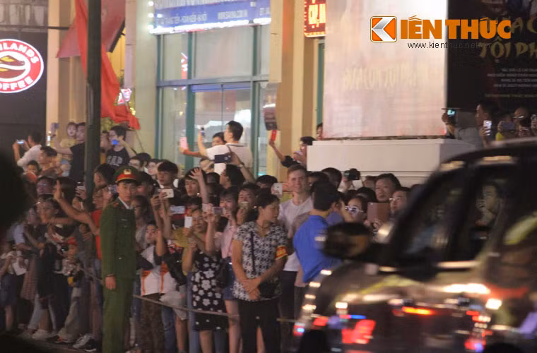 Lực lượng công an đã chăng dây quanh khu vực vỉa hè để đảm bảo an ninh cho đoàn xe của Tổng thống Mỹ.