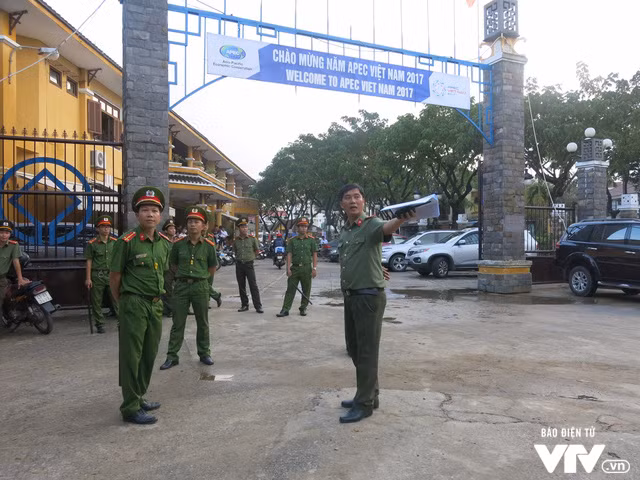 Để đảm bảo an ninh, trật tự cho đoàn APEC, lực lượng an ninh đã được bố trí tại các khu vực ngã 3, ngã 4 của phố cổ Hội An từ vài ngày qua. Theo ông Nguyễn Văn Sơn - Phó Chủ tịch TP Hội An, cùng với công tác dọn dẹp vệ sinh sau ngập lụt thì công tác an ninh cũng được ưu tiên hàng đầu trong những ngày này. Ông Sơn nhấn mạnh an ninh phải được bảo đảm an toàn tuyệt đối khi đoàn Phu nhân/Phu quân của các nhà Lãnh đạo kinh tế APEC/Trưởng đoàn các nền kinh tế APEC tới tham quan phố Hội. Ảnh: Các phương án bảo đảm an ninh, trật tự tại khu phố cổ Hội An được chú trọng.