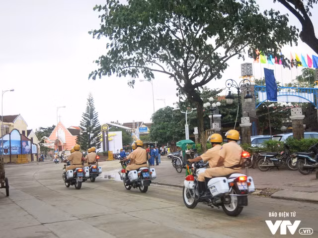 Lực lượng CSGT làm nhiệm vụ đưa đón các đoàn xe APEC tới Hội An.