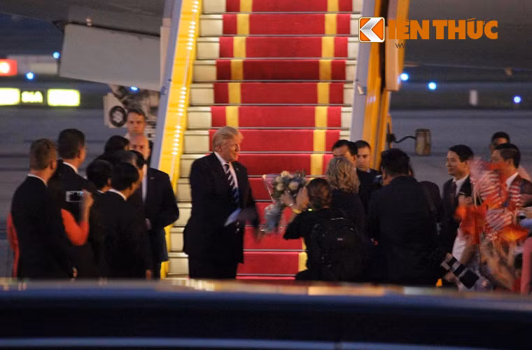 Tong thong Donald Trump den Ha Noi, bat dau tham chinh thuc Viet Nam-Hinh-4
