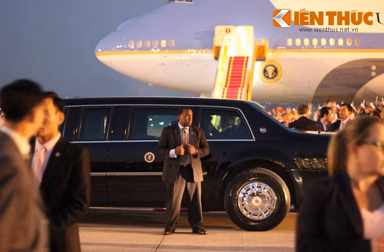 Trưa cùng ngày, Tổng thống Trump sẽ chào xã giao Tổng Bí thư Nguyễn Phú Trọng và hội kiến với Thủ tướng Nguyễn Xuân Phúc. Trong ảnh, Tổng thống Donald Trump ngồi trong chiếc xe “quái thú” chuẩn bị di chuyển về trung tâm Hà Nội.
