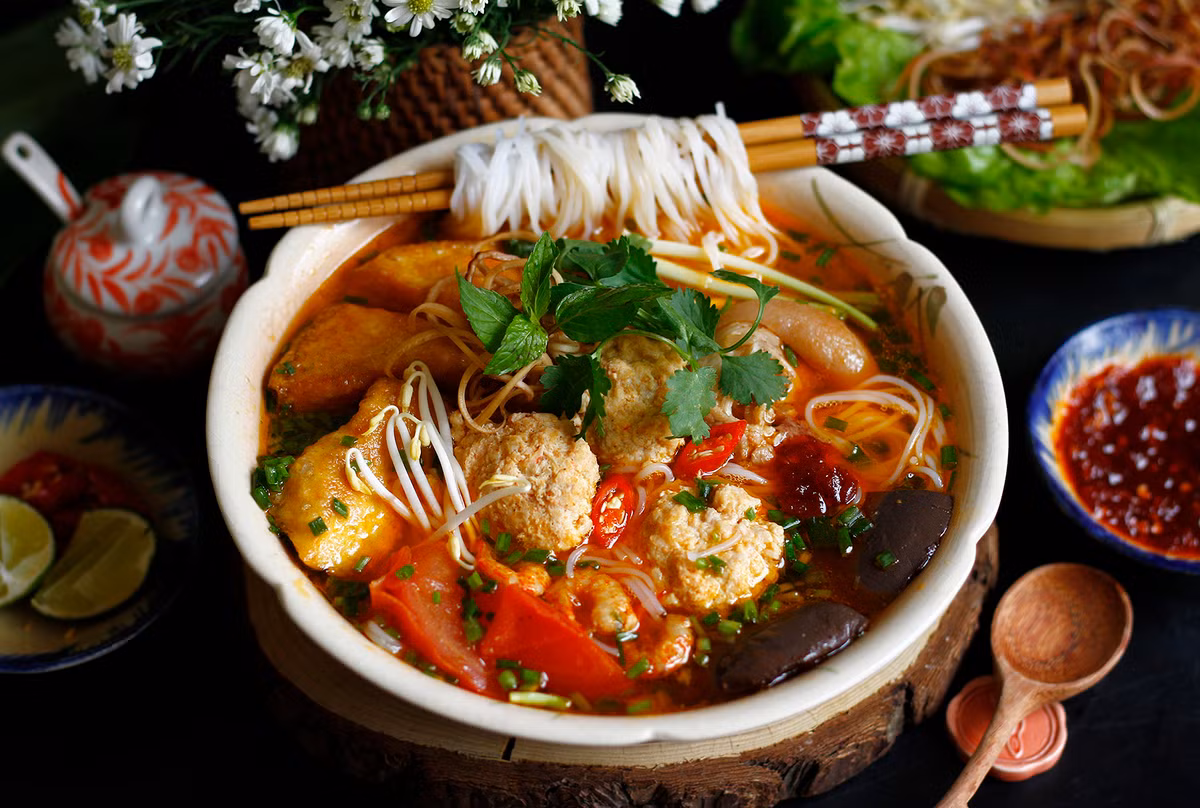 Qua rà soát, thu thập thông tin, trinh sát được biết, trong số những mối mà ông Thuận giao thịt hàng ngày có người phụ nữ trung niên bán bún riêu ngang UBND xã Long Kiến có biểu hiện bất thường. Người phụ nữ là Nguyễn Thị Kiều Phương (sinh năm 1981, nơi thường trú: ấp Long Định, xã Long Kiến, huyện Chợ Mới). Phương đã có 2 đời chồng, hiện đang sống cùng chồng sau và 1 con chung, hàng ngày Phương bán bún riêu, thời gian gần đây có nợ nần do cờ bạc số lô, số đề. (Ảnh minh họa, nguồn internet)
