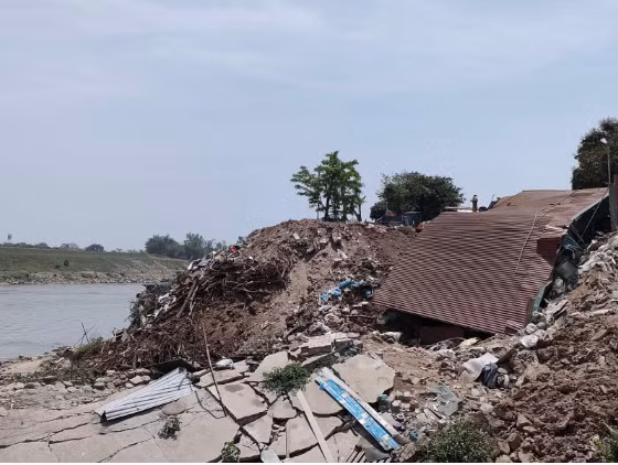Thực hiện biện pháp gia cố phù hợp để hạn chế cao nhất sự phát triển của các sự cố, thông báo rộng rãi tình huống khẩn cấp trên. Sở Nông nghiệp và Môi trường phải chịu trách nhiệm trước pháp luật và trước UBND TP về việc tham mưu, báo cáo kết quả kiểm tra, đánh giá và đề xuất công bố tình huống khẩn cấp về thiên tai. Đồng thời, tham mưu trình chủ tịch UBND TP ban hành quyết định công bố kết thúc tình huống khẩn cấp về thiên tai.