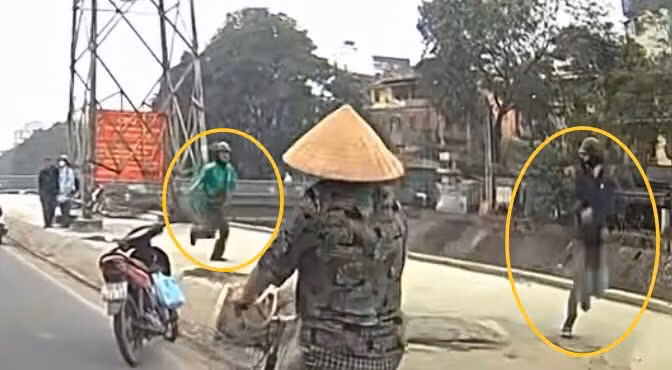 Tìm người bị tài xế xe ôm vác dao đuổi đánh ở Hà Nội Tim nguoi bi tai xe xe om vac dao duoi danh o Ha Noi