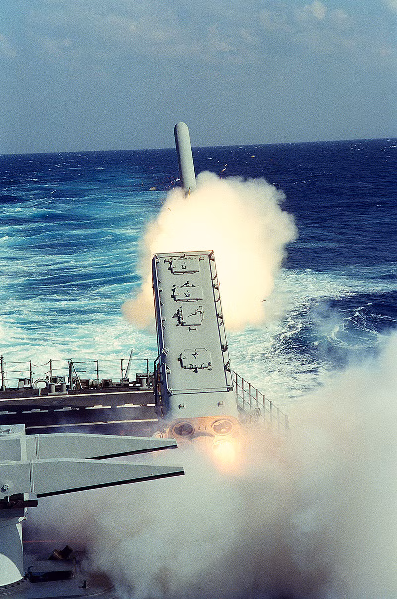 Tên lửa hành trình Tomahawk được triển khai trên các tuần dương hạm Virginia đặt trong các hộp phóng, không phải là từ bệ thẳng đứng trên các hạm tàu Aegis.