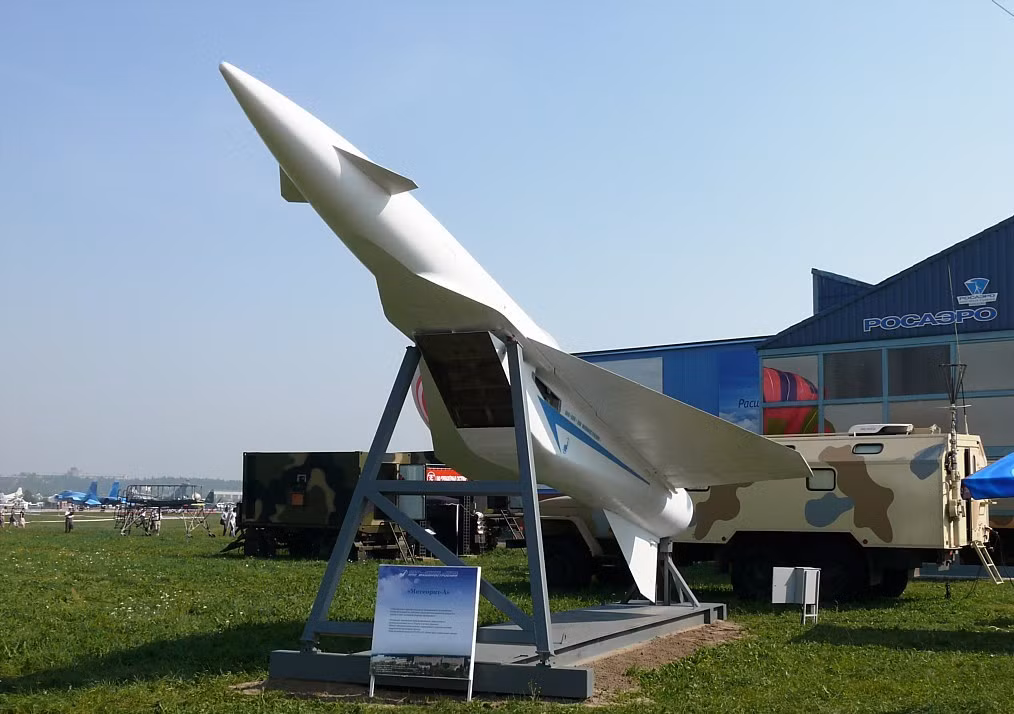 Tuy nhiên, dự án sau này cùng đã bị hủy bỏ. Tên lửa P-750 Meteorit (NATO định danh là AS-X-19 Koala, Nga có tên gọi là khác là Kh-80 hoặc 3M25H) nặng 6,4 tấn, dài 12,5m. tầm bắn đạt đến 3.000km với tốc độ bay Mach 3-4 tức 3.500km/h, dẫn đường kết hợp nhiều kiểu từ quán tính, so sánh biên dạng địa hình, định vị vệ tinh tới radar, hồng ngoại...