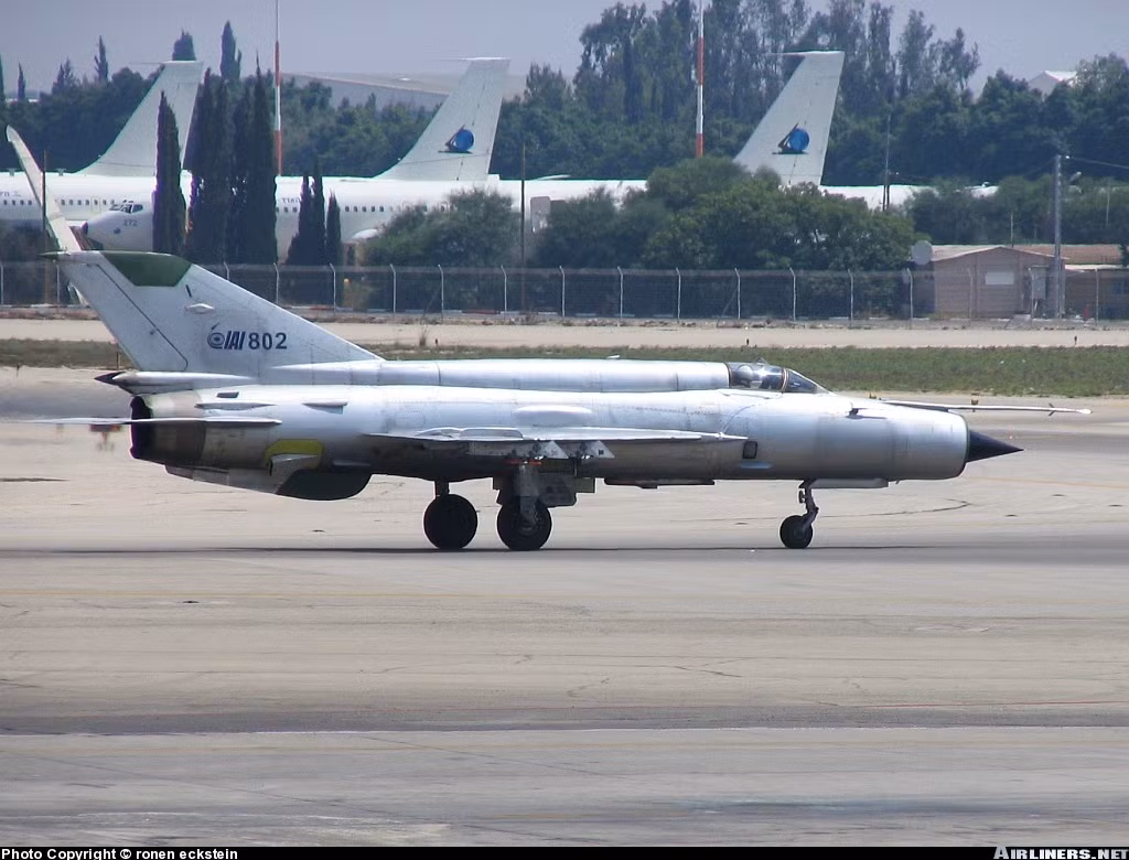 Đầu những năm 2000, Campuchia từng tham vọng nâng cấp ít nhất 4 chiếc MiG-21 lên chuẩn MiG-21-2000 của Israel với giá khoảng 1,5-3 triệu USD/chiếc. Tuy nhiên, dù cho việc nâng cấp hoàn thành nhưng phía Campuchia khi đó lại không đủ năng lực chi trả khiến thương vụ phá sản.
