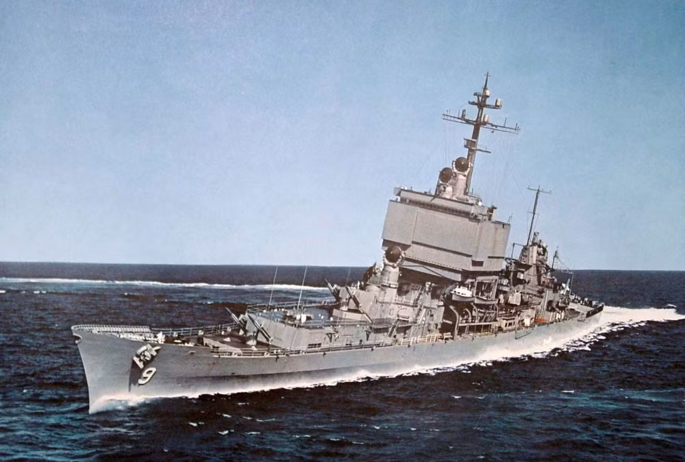 Tuần dương hạm USS Long Beach (CGN-9) có lượng giãn nước 15.540 tấn, dài 219,84m, rộng 21,79m, mớn nước 9,32m.
