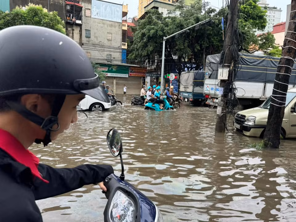 Tại khu vực Xa La, Hà Đông sáng nay cũng ngập sâu khiến nhiều phương tiện khó di chuyển. 