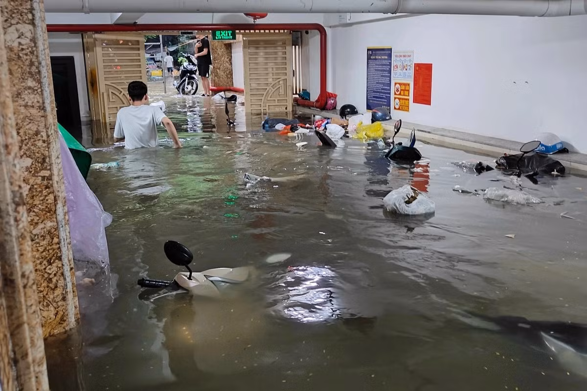 Chị Phan Thị Sinh (ở chung cư mini lô 28 Khu đấu giá Yên Xá, xã Tân Triều, quận Hà Đông) cho biết, sau trận mưa kéo dài, khoảng 6h sáng 24/7, toàn bộ tầng hầm để xe của chung cư mini cao 8 tầng với 1 tầng hầm bị ngập sâu. Có khoảng 60-70 chiếc xe máy của sinh viên, người dân thuê trọ tại đây chìm trong nước. 