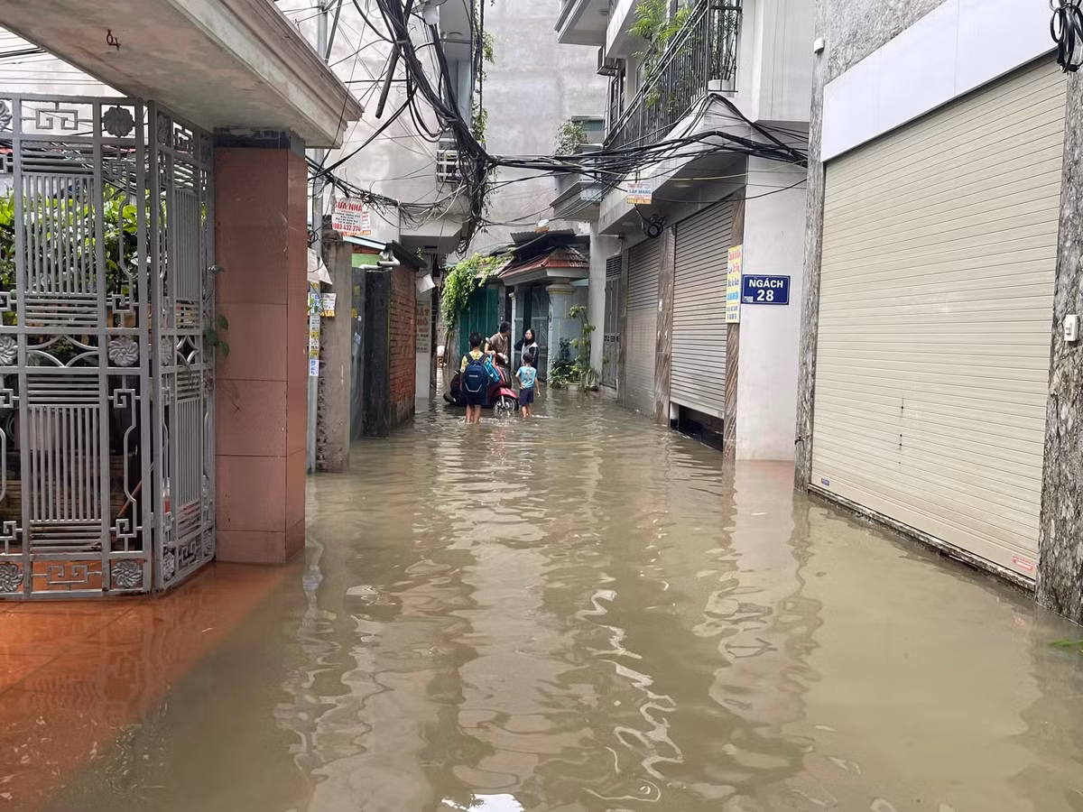 Do ảnh hưởng của cơn bão số 2, mưa kéo dài suốt một ngày (23/7) đã khiến nhiều tuyến phố bị ngập. 