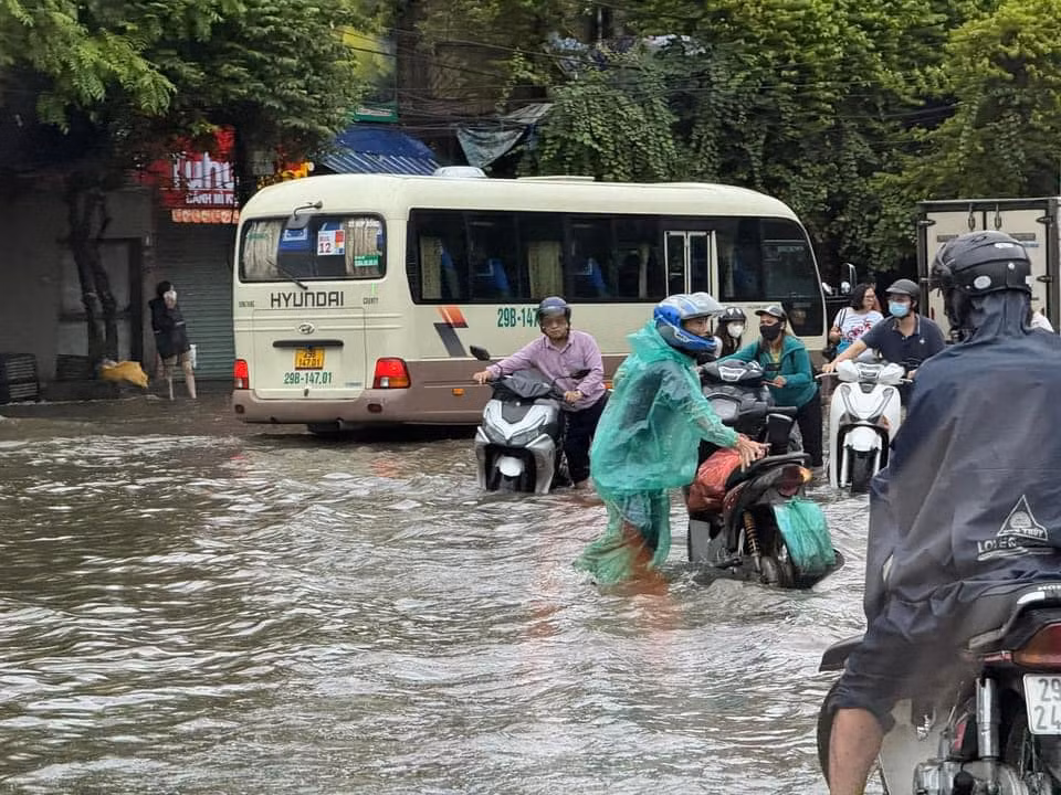 Rất nhiều phương tiện không thể di chuyển do đường bị ngập sâu.