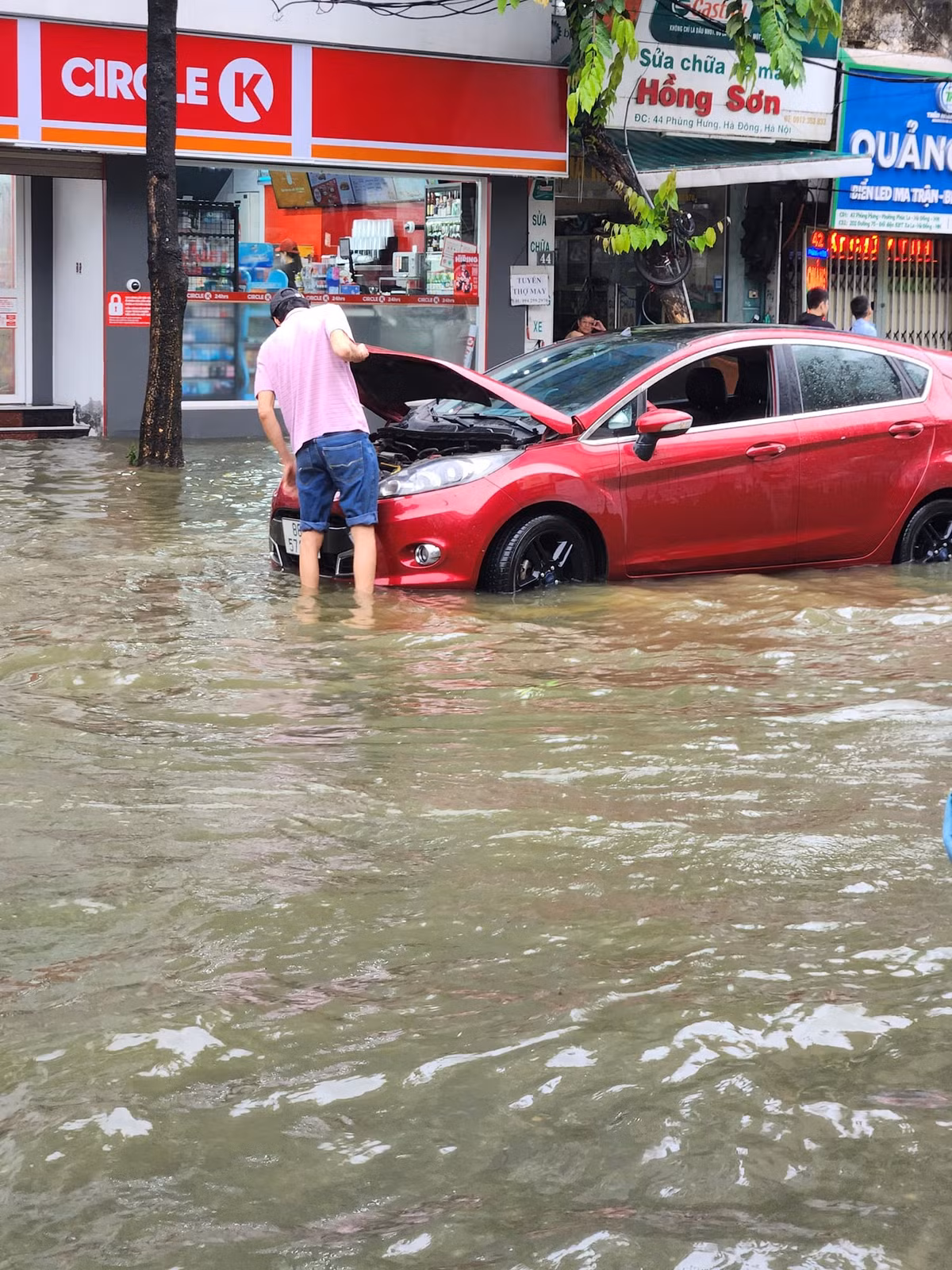 Do mưa lớn đường ngập sâu khiến xe bị chết máy.