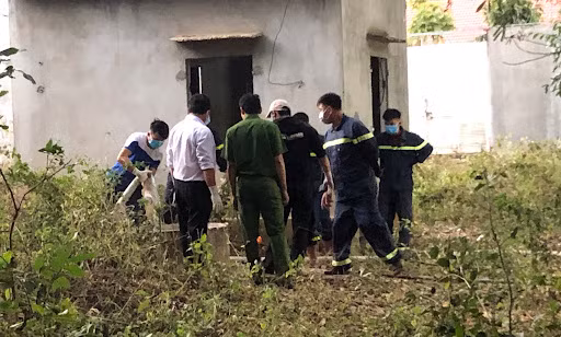 Kết quả khám nghiệm của Phòng Kỹ thuật hình sự Công an Hà Nội cho thấy, bà G. tử vong do ngạt nước. Tuy nhiên, trước đó nạn nhân đã bị hành hung với nhiều vết thương ở vùng mặt, cổ, đầu. Các giám định viên còn phát hiện ra vết máu trên ống bơm nước gần giếng. Với những dấu vết đã được kiểm tra kỹ lưỡng, Công an Hà Nội khẳng định bà G. đã bị sát hại. Cái chết đầy thương tâm của bà cụ 76 tuổi lập tức gây xôn xao dư luận. (Ảnh minh họa, nguồn internet)