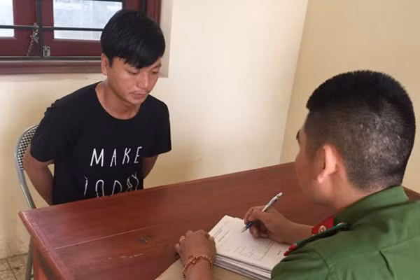 Khi tra tay vào còng số 8, được hỏi "đã biết tội chưa?" Lực thừa nhận ngay tội ác của mình với bà G. Trước các điều tra viên của Công an Hà Nội, Lực khai rành mạch về hành vi phạm tội của mình. Theo đó, đêm 2/12/2016 Lực có sử dụng ma túy đá. Đến sáng hôm sau, gã sang nhà hàng xóm uống rượu tới trưa mới về. Tại nhà lúc này chỉ có mình Lực. Gã nhìn ra ngoài vườn và phát hiện bà G đang cắt cỏ. Bất giác trong đầu Lực nảy sinh ý định đen tối. Gã mời bà G. vào uống nước cho đỡ nóng. Chẳng mảy may nghi ngờ, bà G. bỏ liềm, thúng xuống rồi đi vào nhà.