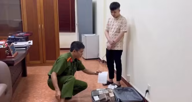 Một tổ công tác khác đột ngột xuất hiện tại nhà riêng của Thái. Thấy công an, đối tượng tỏ ra hoảng loạn, thậm chí còn cắn vào tay một cán bộ tham gia bắt giữ. Tiến hành khám xét, công an thu giữ nhiều thiết bị điện tử chứng minh Thái là kẻ điều hành đường dây mua bán dâm nói trên. Công an cũng phát hiện trong vali của đối tượng số tiền lớn, các sổ tiết kiệm, thẻ ngân hàng tổng cộng hơn 10 tỷ đồng. Thái khai nhận, đã tạo lập, quản lý và điều hành 7 nhóm kín với tổng số 65.992 thành viên. Tại thời điểm bị bắt, vẫn có nhiều người gửi tiền đến tài khoản của đối tượng để được duyệt tham gia vào các nhóm kín trên. 
