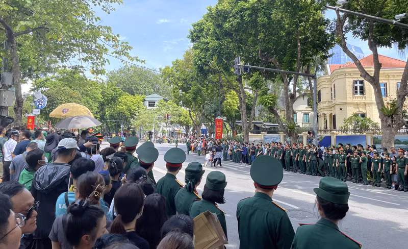 Bên ngoài Nhà Tang lễ, người dân xếp hàng dài lặng nhìn, tiễn đưa Linh xa chở Linh cữu Tổng Bí thư Nguyễn Phú Trọng hướng về Nghĩa trang Mai Dịch, nơi diễn ra Lễ an táng Tổng Bí thư với niềm xúc động khôn nguôi.