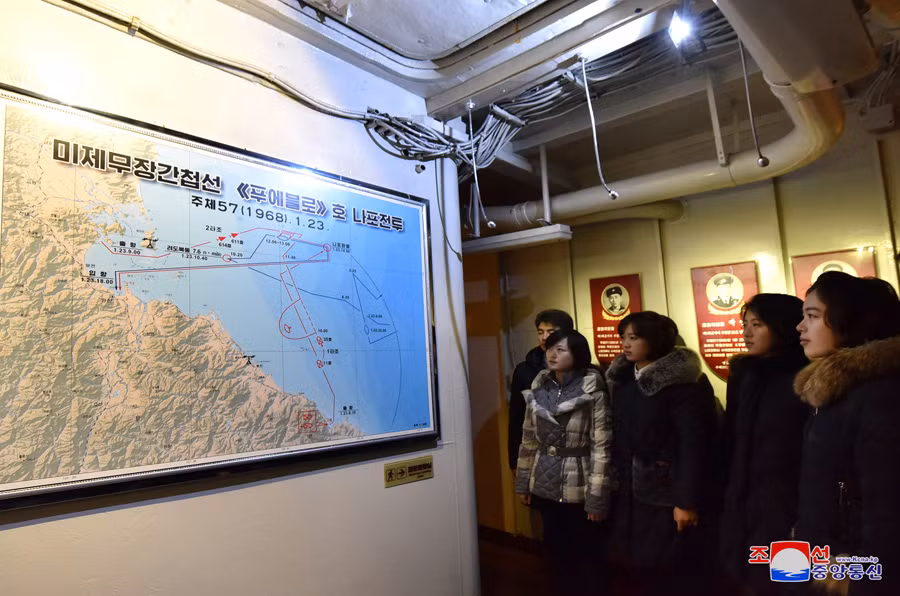 Bản đồ sự kiện bắt giữ tàu gián điệp USS Pubelo được treo bên trong con tàu. (Ảnh: KCNA)