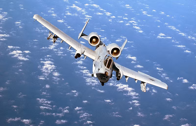 A-10 tham chiến lần đầu tiên trong cuộc chiến tranh vùng Vịnh 1991 chống lại Quân đội Iraq do Tổng thống Saddam Hussein lãnh đạo. Cũng từ cuộc chiến này mà tên tuổi của A-10 được tạo dựng với chiến tích tiêu diệt hơn 900 xe tăng, 2.000 xe quân sự và 1.200 khẩu pháo các loại. Nguồn ảnh: Wikipedia