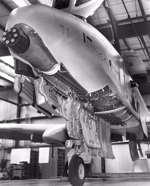 Hỏa lực của A-10 đáng sợ vô cùng với lực lượng mặt đất. Ở đầu mũi nó được lắp một khẩu pháo hạng nặng GAU-8/A Avenger 30mm 7 nòng cho tốc độ bắn cực đại 4.200 phát/phút. Uy lực của pháo được đánh giá là có thể phá hủy các xe bọc thép chở quân, xe chiến đấu bộ binh, pháo tự hành, công sự kiên cố. Nguồn ảnh: Wikipedia