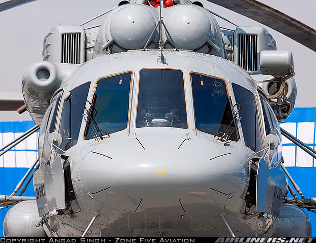 Một trong những thay đổi lớn trên Mi-17V5 hay là Mi-8 MTV-5 so với thế hệ trước là dùng mũi cứng thay vì mũi phủ kính như trước đây.