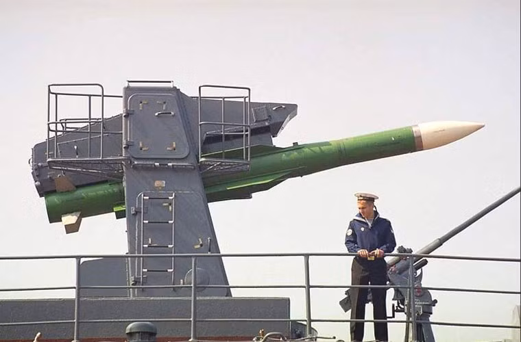 Lá chắn phòng không trên tàu chiến Ấn Độ sắp thăm Việt Nam là sự kết hợp giữa Nga - tổ hợp tên lửa hải đối không Shtil-1 3S90M có khả năng bắn hạ mục tiêu ở cự ly 2,5-32km, độ cao từ 15m tới 15km.