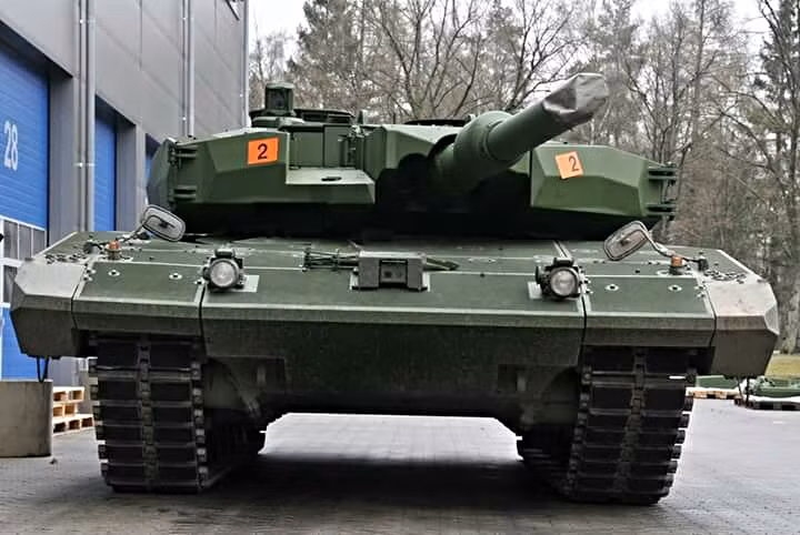 Dự kiến, trong quý IV năm 2016, công ty Rheinmetall sẽ bàn giao toàn bộ số 61 xe tăng Leopard 2RI theo đơn hàng đã ký kết với Quân đội Cộng hòa Indonesia. Theo nguồn tin cơ quan chính quyền Indonesia, quân đội nước này đang rất nóng lòng lô xe tăng chủ lực hiện đại này.
