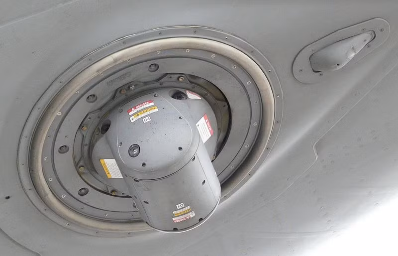 Việc phải không vận khắp toàn cầu, tới nhiều vùng chiến sự buộc Boeing trang bị cho C-17 một số hệ thống chống tên lửa, đặc biệt là tên lửa vác vai. Đã xảy ra vài vụ tấn công bằng tên lửa khi chiếc máy bay này hoạt động ở Afghanistan, Iraq. Ảnh: thiết bị cảm biến cảnh báo tín hiệu laser trên C-17.