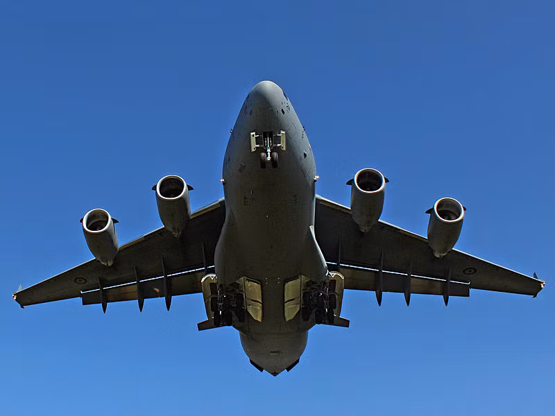 Vận tải cơ C-17 có kích cỡ rất lớn với chiều dài 53m, cao 16,8m, sải cánh 51,75m, trọng lượng rỗng 128,1 tấn, trọng lượng cất cánh tối đa 265,35 tấn.