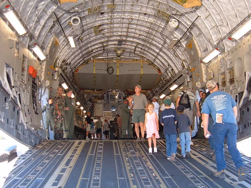 Khoang hàng của máy bay vận tải C-17 dài 26,82m, rộng 5,49m và cao 3,76m, tổng tải trọng hàng hóa lên tới 77,5 tấn ngang ngửa vận tải cơ Il-76 của Nga.