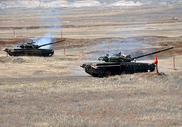 Xe tăng chủ lực T-72 hành tiến yểm trợ bộ binh.