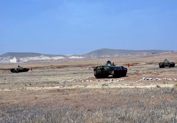 Tờ FA mới đây đăng tải loạt ảnh Quân đội Syria tiến hành cuộc tập trận chống các tổ chức khủng bố đang hoành hành dữ dội ở quốc gia này với sự tham gia của hàng nghìn binh sĩ cùng khí tài hạng nặng.