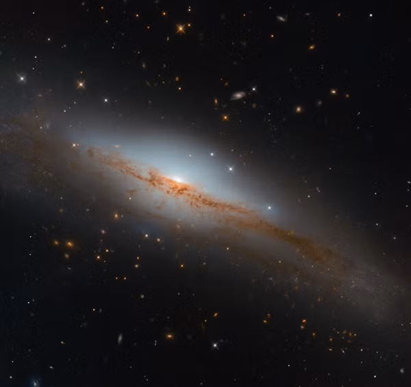 Sự thực "choáng" về NGC 3749 chứa nhiều ngôi sao giống “Mặt trời trẻ” Su thuc